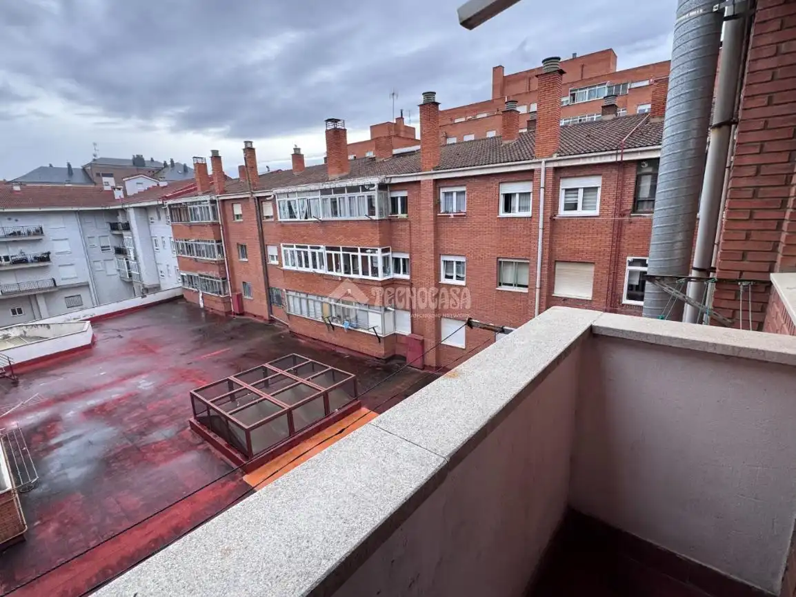 Außenansicht von Wohnung zum Verkauf in León Capital  mit Heizung, Terrasse und Abstellraum