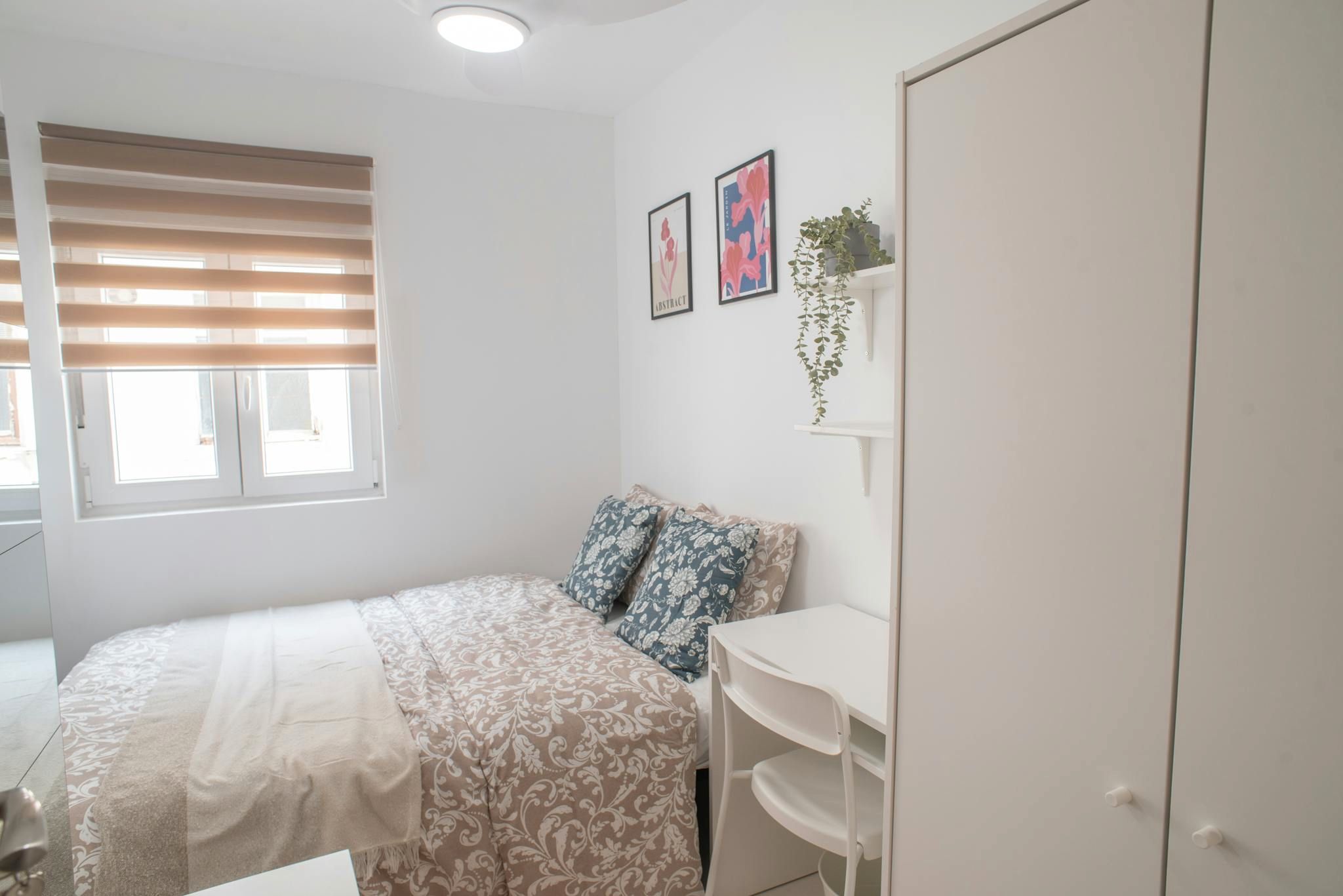 Bedroom of Flat to share in  Valencia Capital  with Washing machine