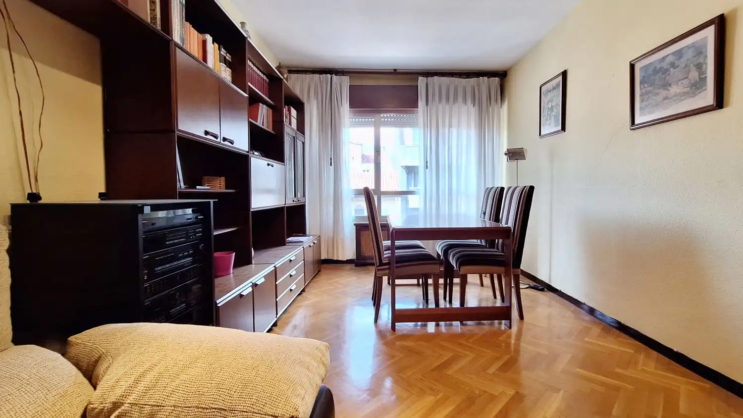 Sala de estar de Piso de alquiler en Oviedo  con Calefacción, Parquet y Amueblado