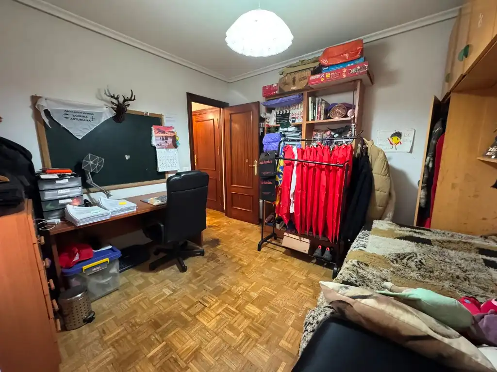 Dormitori de Pis en venda en Gijón  amb Calefacció, Parquet i Traster