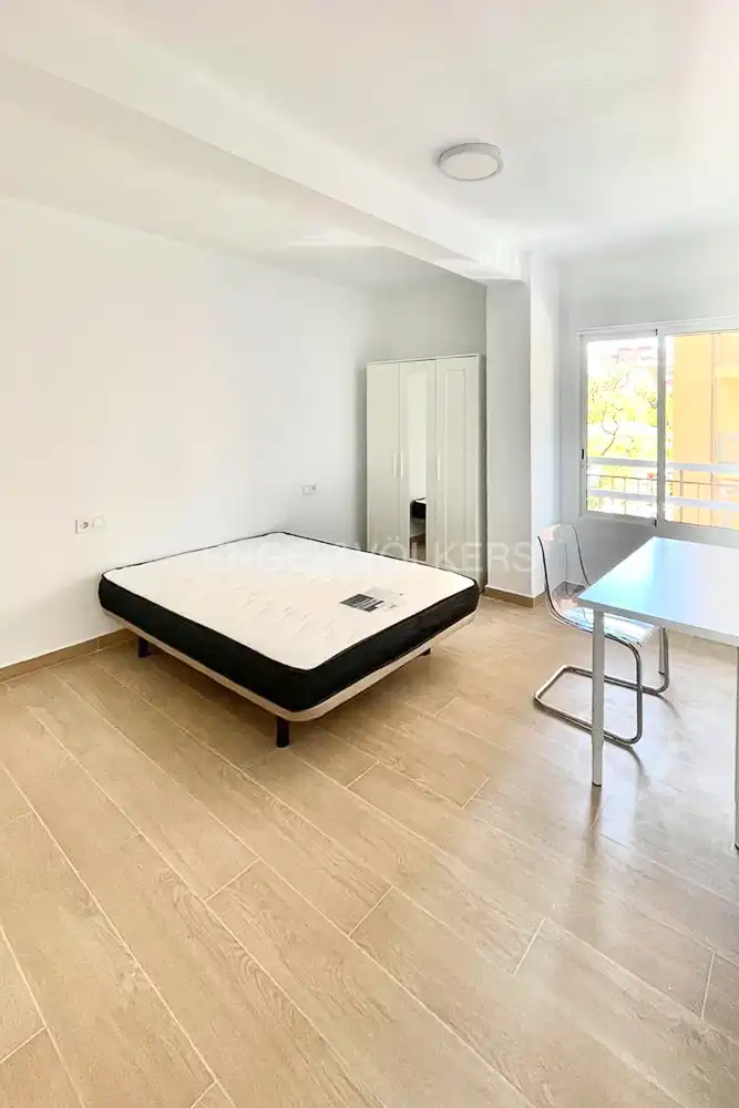 Habitación de Piso en venta en Valencia con Calefacción y Balcón