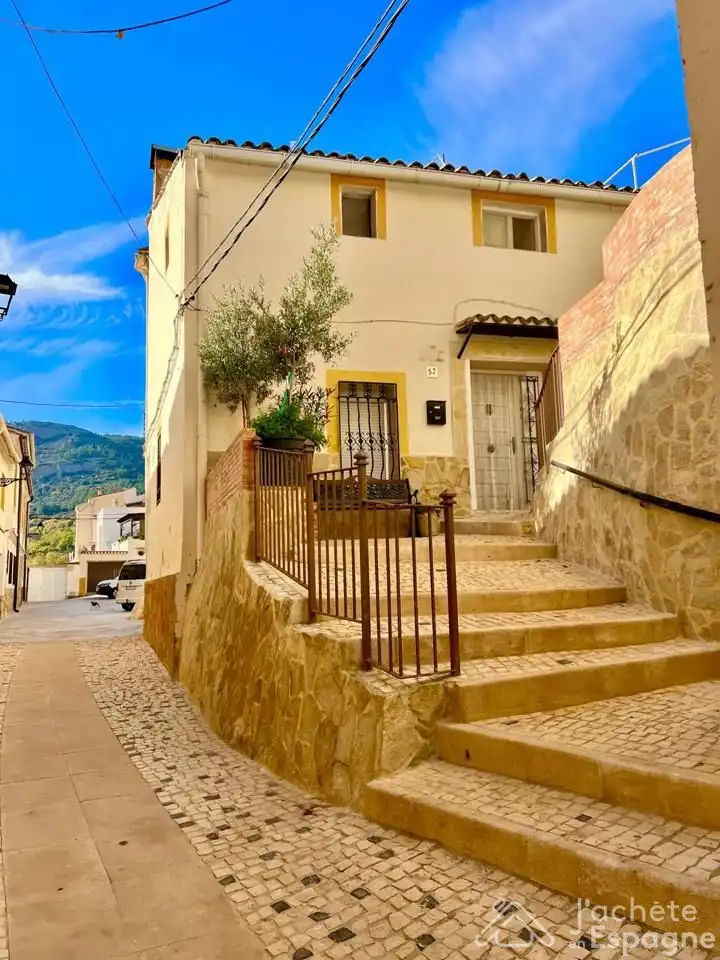 Vista exterior de Casa o xalet en venda en Cortes de Pallás amb Aire condicionat, Parquet i Moblat