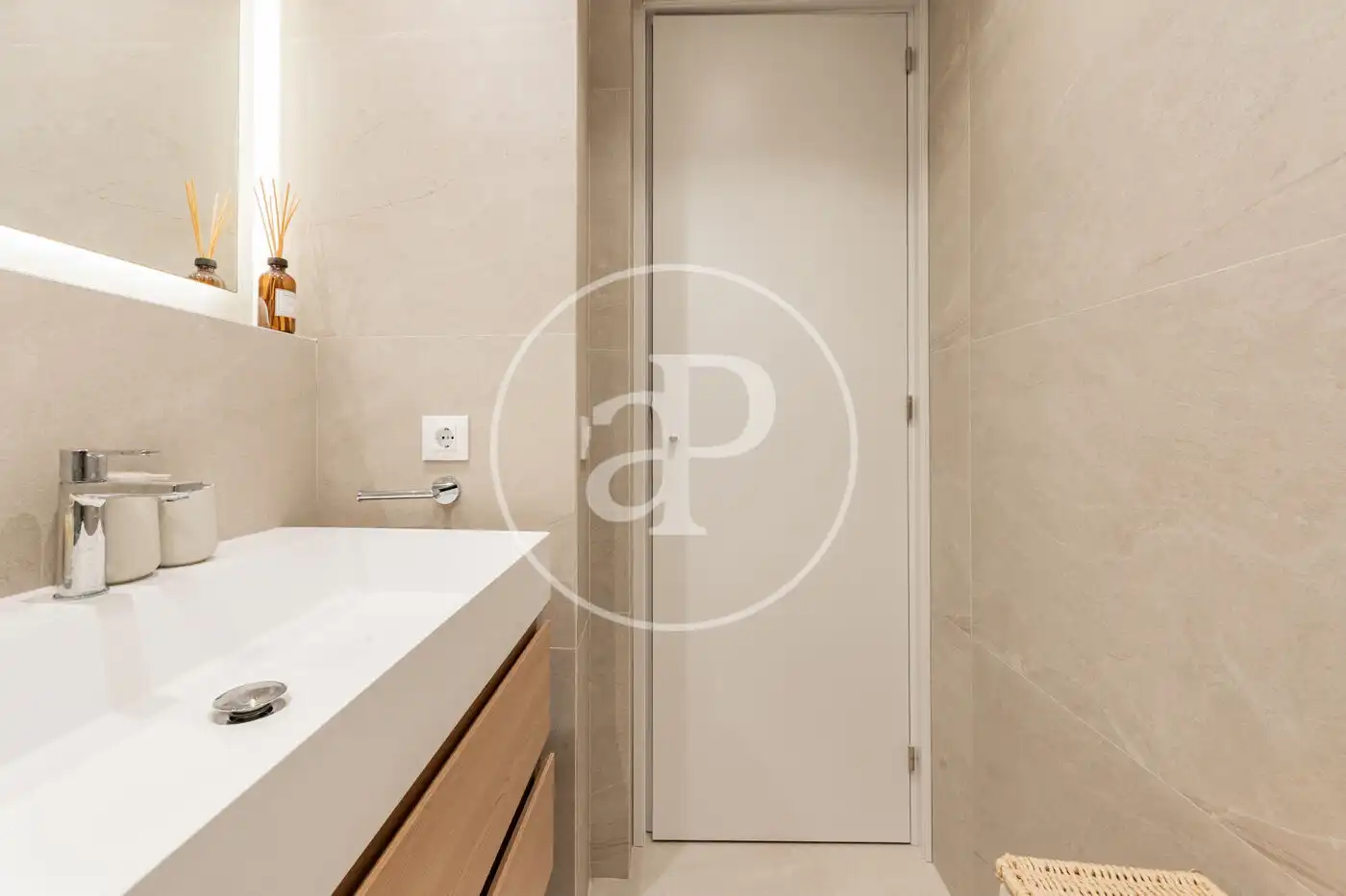 Bathroom of Flat for sale in Madrid  with Air Conditioner and Heating
