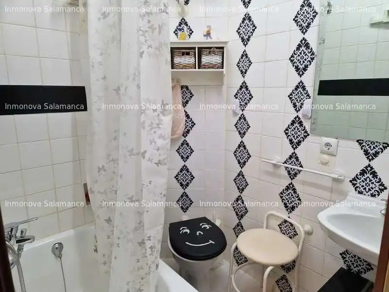 Baño de Piso en venta en Salamanca con Calefacción y Balcón