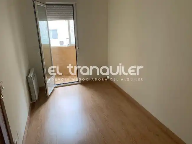 Schlafzimmer von Wohnung zur Miete in Madrid mit Terrasse, Möbliert und Waschmaschine