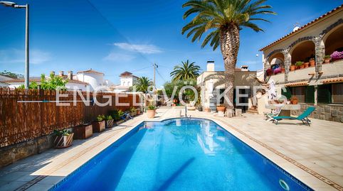 Arquitectura tradicional con piscina y privacidad, imatge 2