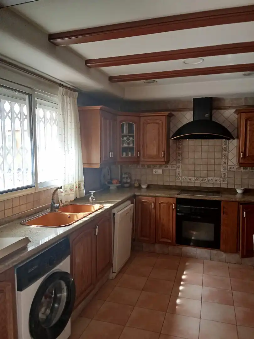 Küche von Einfamilien-Reihenhaus zum Verkauf in Sedaví mit Klimaanlage, Terrasse und Balkon
