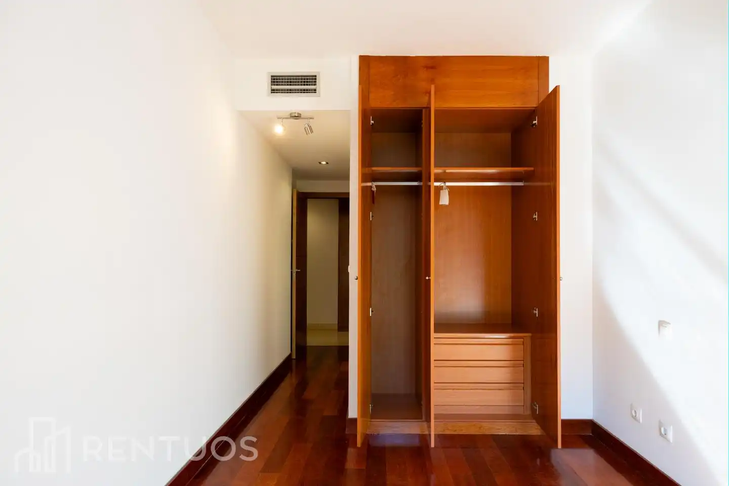 Schlafzimmer von Wohnung zur Miete in Madrid mit Klimaanlage, Parkett und Gemeinschaftspool