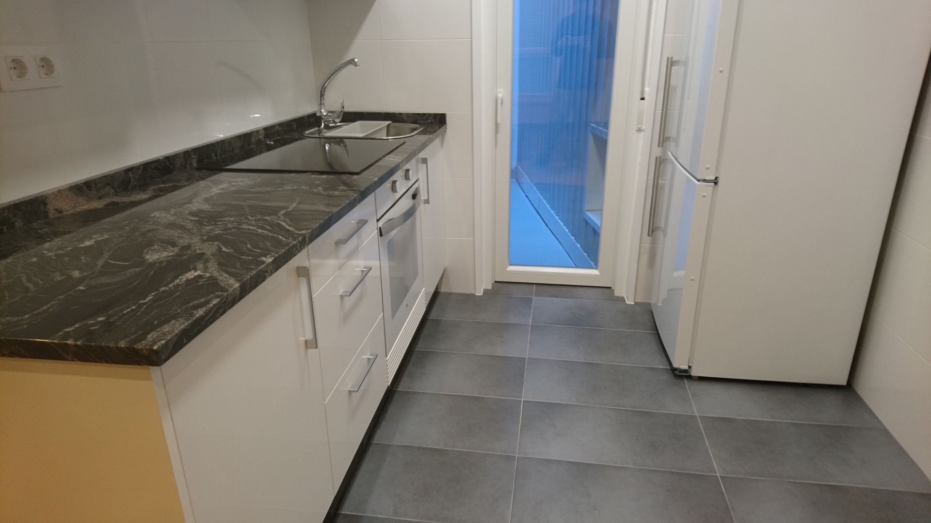 Cuina de Apartament de lloguer en Vigo  amb Calefacció, Forn i Rentadora