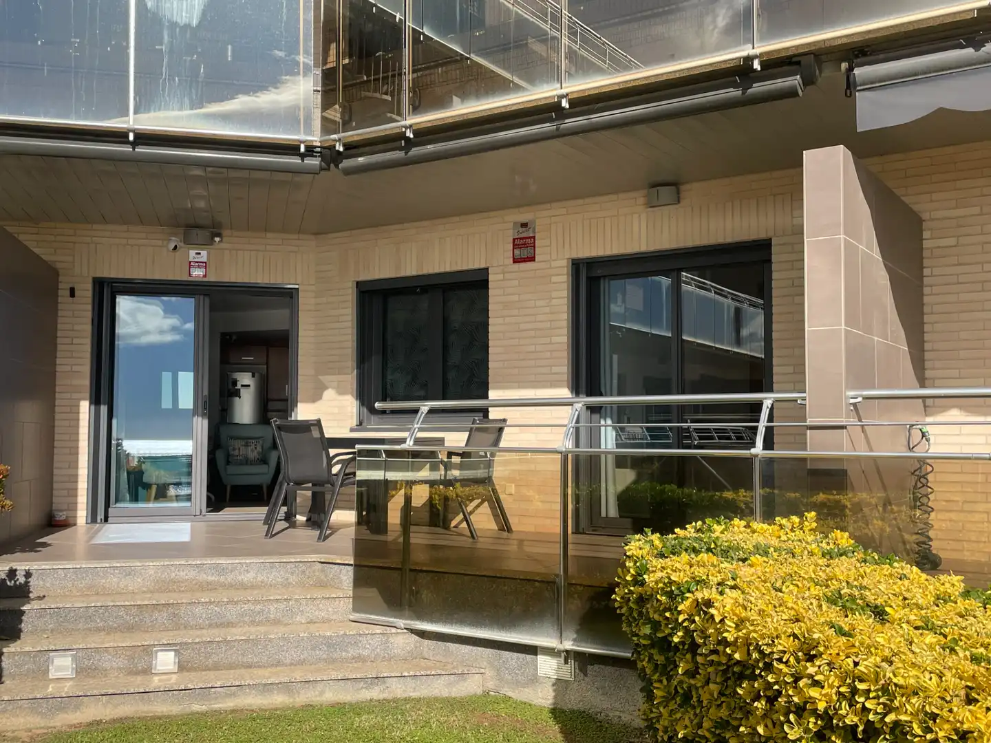 Vista exterior de Pis en venda en Mont-roig del Camp amb Aire condicionat, Calefacció i Jardí privat