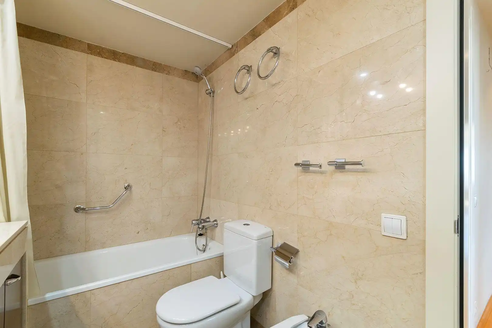Badezimmer von Maisonette zum Verkauf in Barcelona mit Klimaanlage, Heizung und Privatgarten