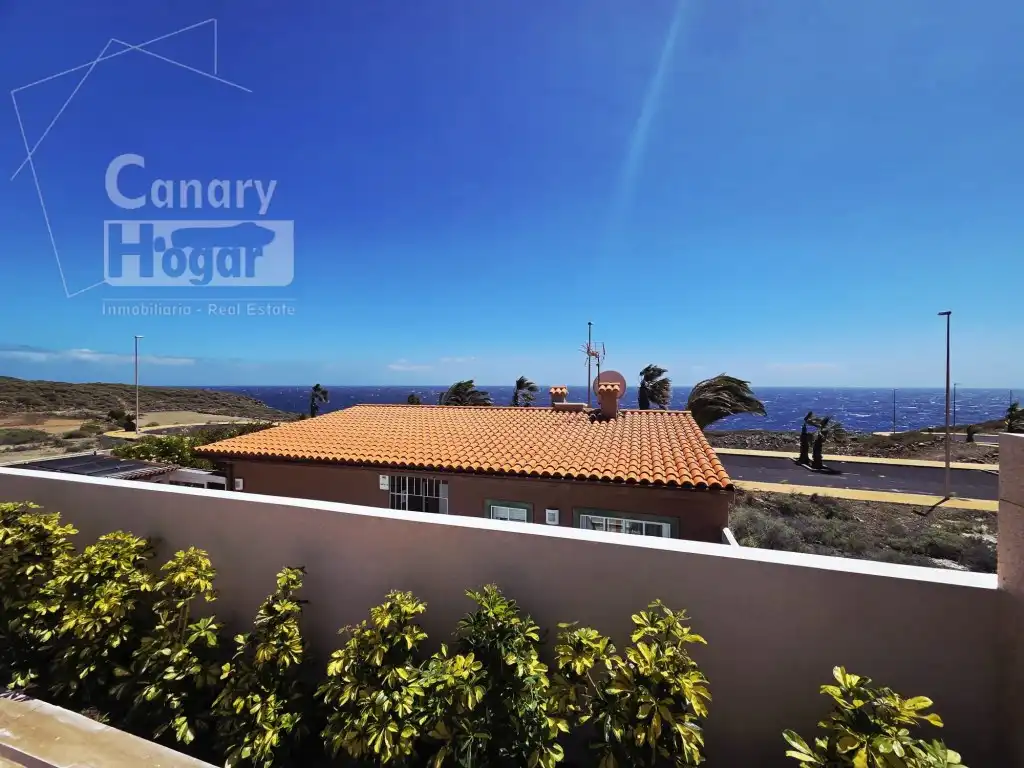 Vista exterior de Casa o xalet en venda en Arico amb Aire condicionat, Terrassa i Piscina