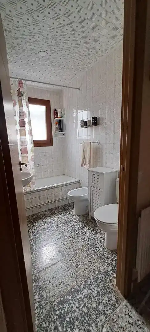 Baño de Piso en venta en Maello con Jardín privado, Trastero y Microondas