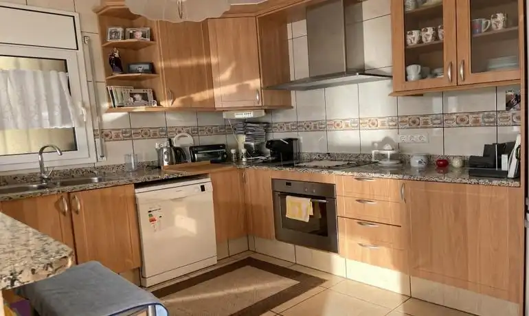 Cuina de Casa o xalet en venda en Roses amb Jardí privat, Terrassa i Balcó