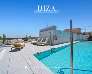 Swimming pool of Flat to rent in  Madrid Capital  with Air Conditioner, Heating and Storage room