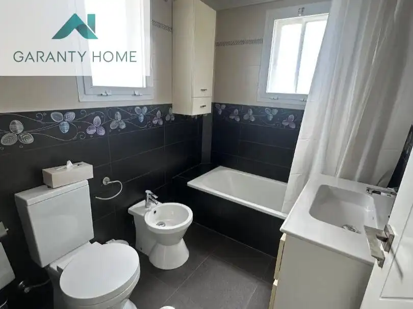 Badezimmer von Wohnung zur Miete in Málaga mit Klimaanlage, Privatgarten und Terrasse