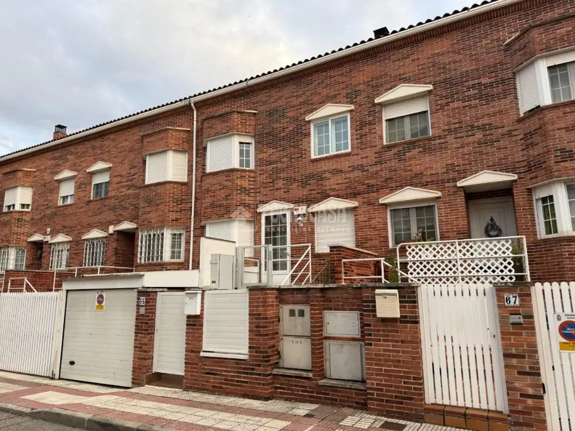 Außenansicht von Einfamilien-Reihenhaus zum Verkauf in Guadalajara mit Klimaanlage, Heizung und Privatgarten