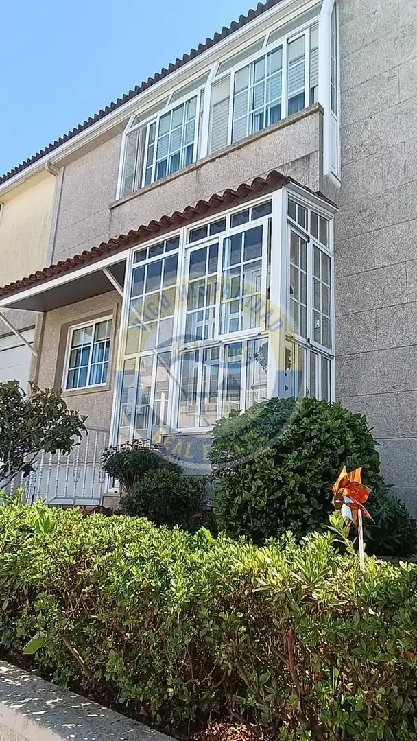 Vista exterior de Casa adosada en venta en Vigo  con Calefacción, Terraza y Trastero