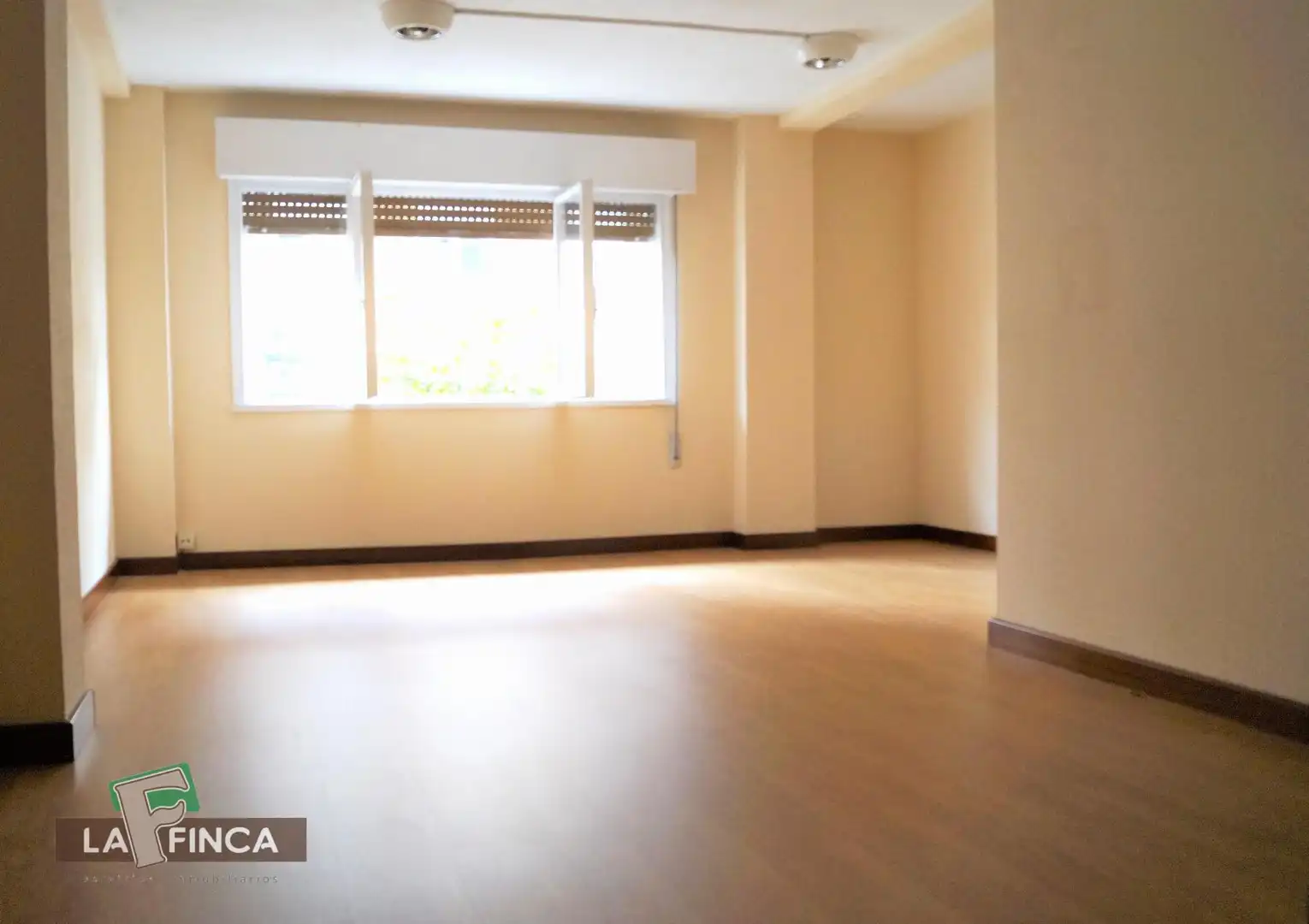 Schlafzimmer von Büro zum Verkauf in Oviedo 