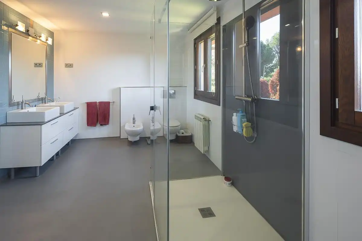 Baño de Casa adosada en venta en Boadilla del Monte con Aire acondicionado, Calefacción y Jardín privado