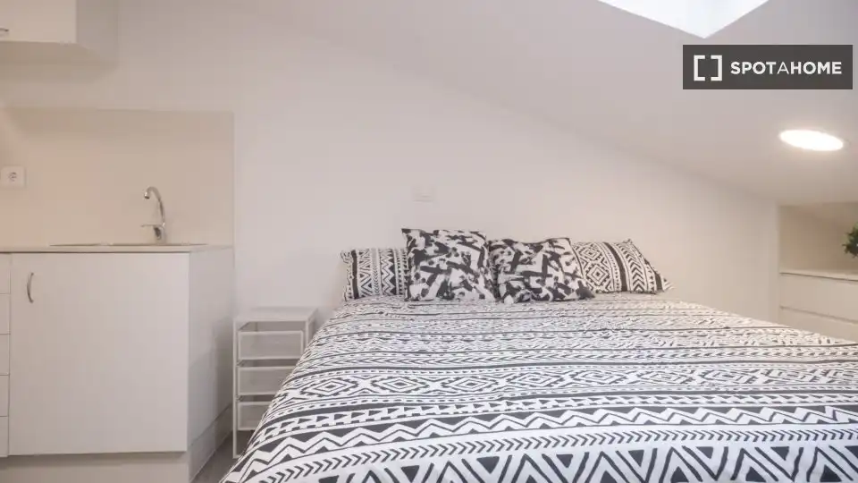 Schlafzimmer von Wohnung zur Miete in Madrid mit Klimaanlage, Heizung und Möbliert