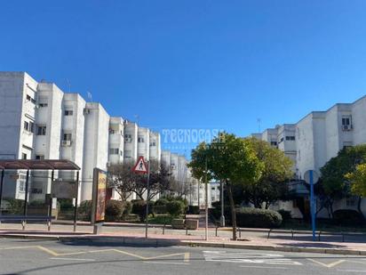 Exterior view of Flat for sale in Mairena del Aljarafe  with Air Conditioner, Terrace and Furnished