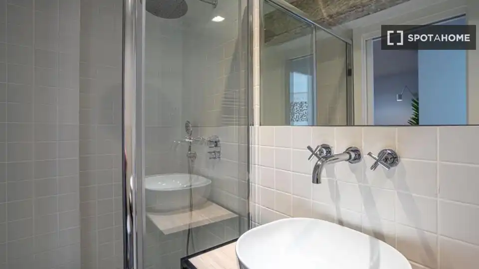 Bathroom of Flat for rent in Madrid  with Air Conditioner, Heating and Furnished