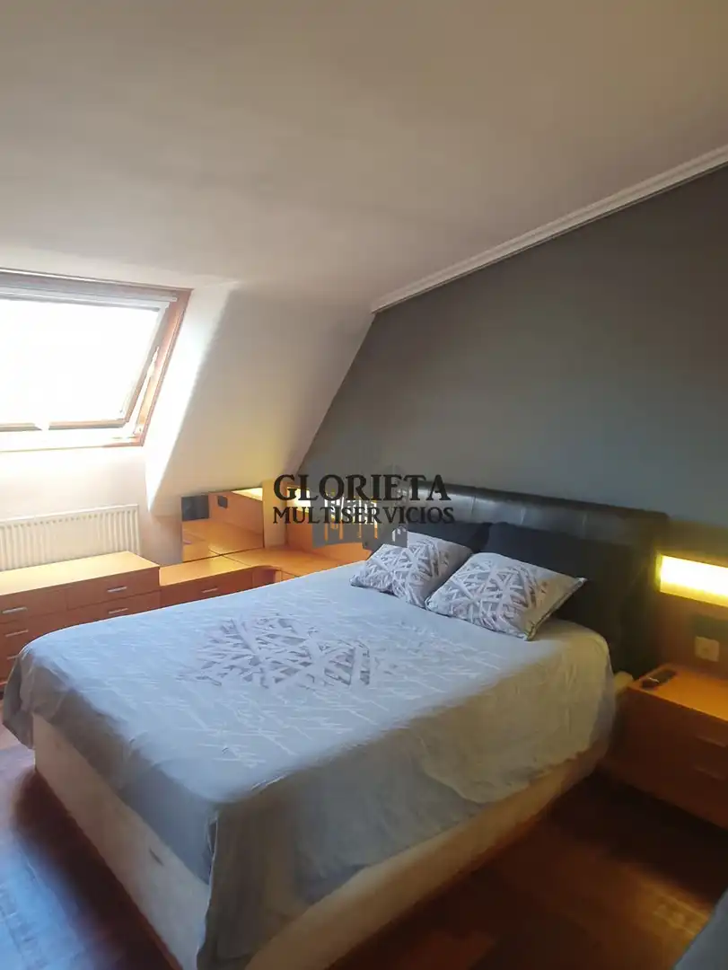 Schlafzimmer von Dachboden zum Verkauf in Vigo  mit Klimaanlage, Heizung und Parkett