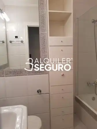 Badezimmer von Wohnung zur Miete in Bilbao  mit Heizung, Terrasse und Möbliert