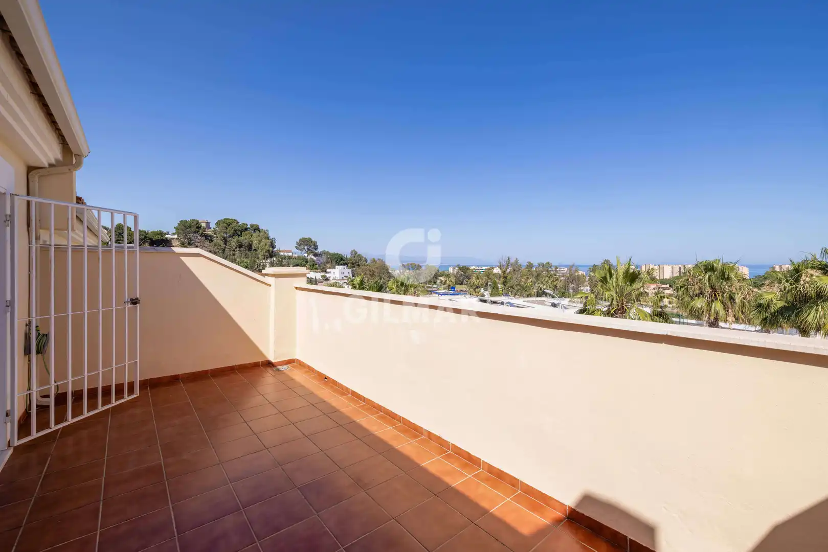 Vista exterior de Casa adosada en venta en Torremolinos con Calefacción, Jardín privado y Piscina