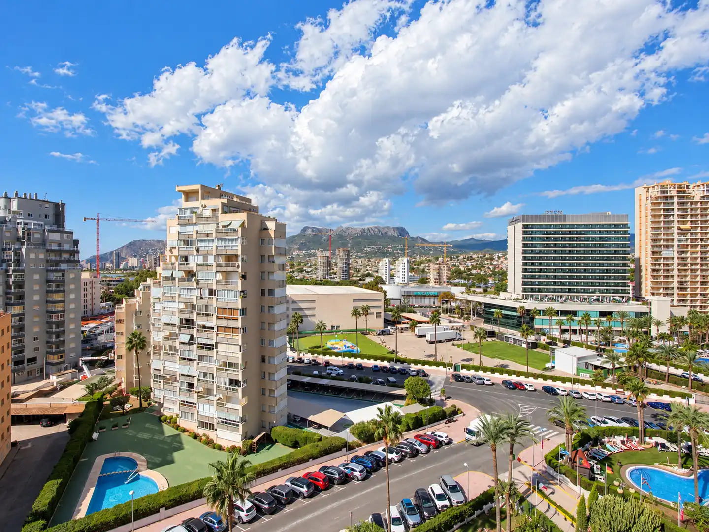 Außenansicht von Wohnungen zur Miete in Calpe / Calp mit Klimaanlage, Abstellraum und Ofen