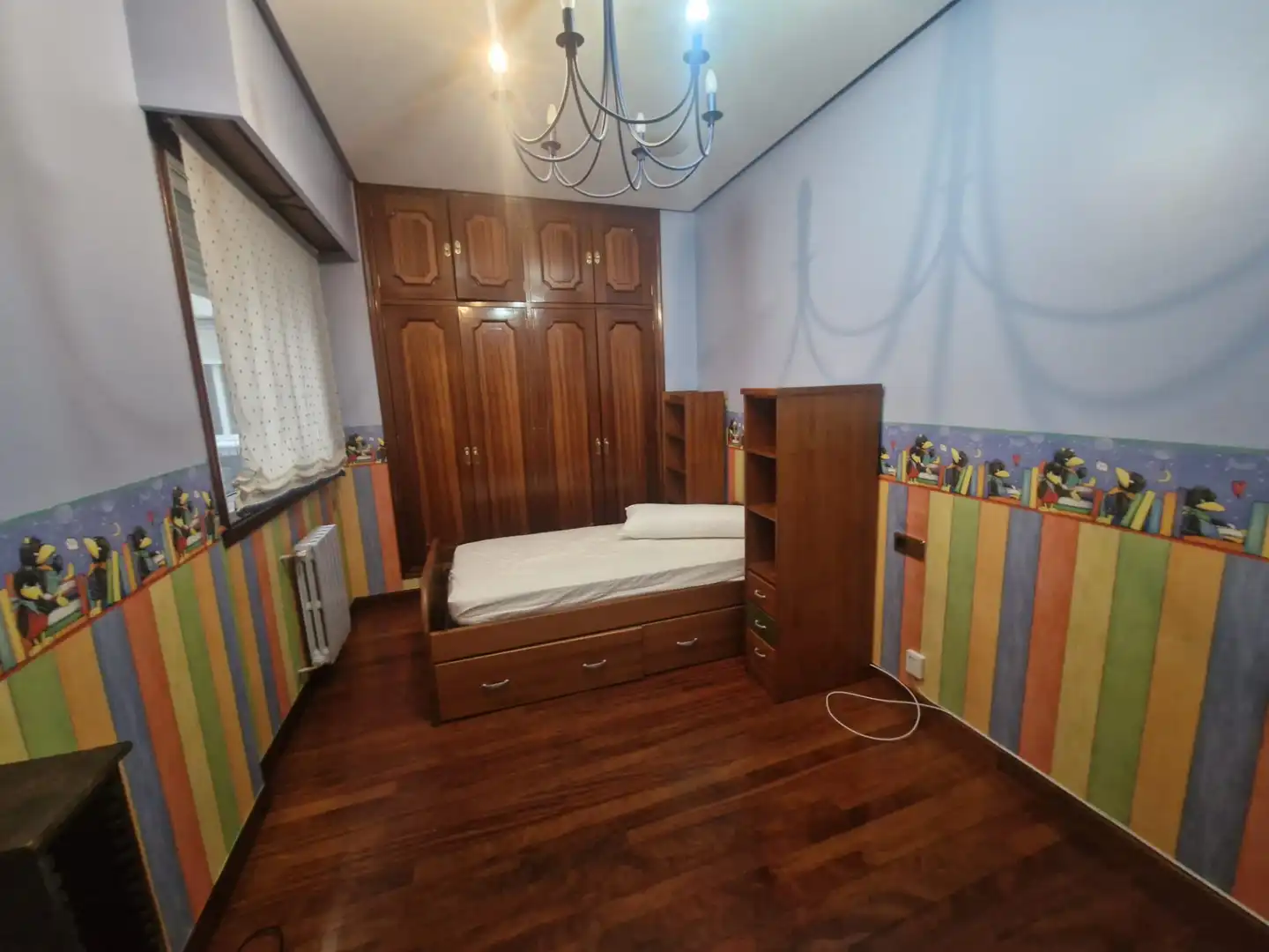Dormitori de Apartament de lloguer en Ourense Capital  amb Calefacció, Parquet i Moblat