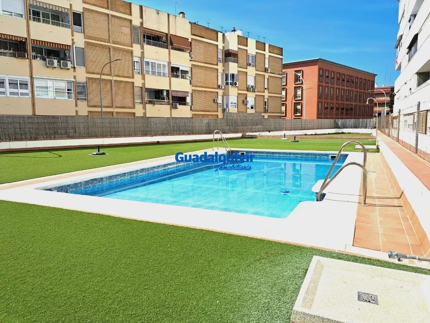 Swimming pool of Flat for rent in Sevilla  with Air Conditioner, Furnished and Community pool
