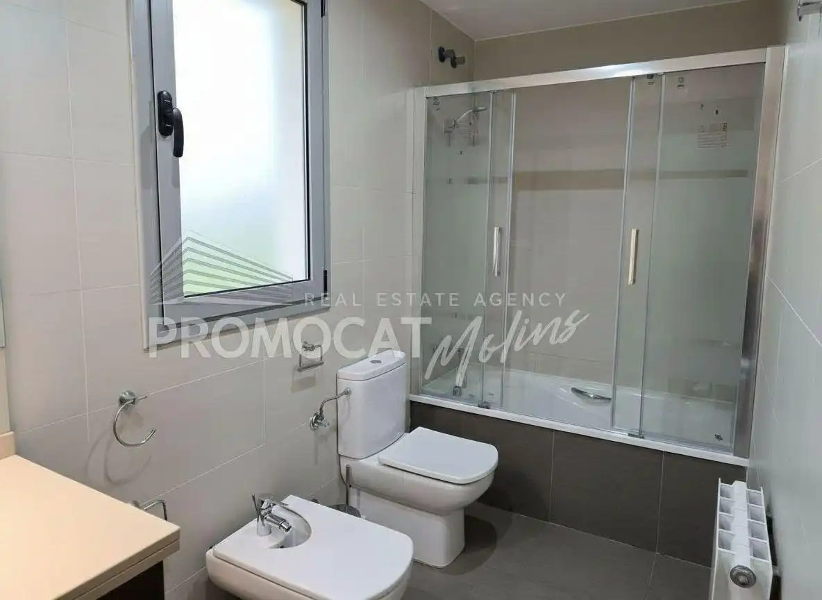 Baño de Piso en venta en Molins de Rei con Aire acondicionado, Amueblado y Balcón