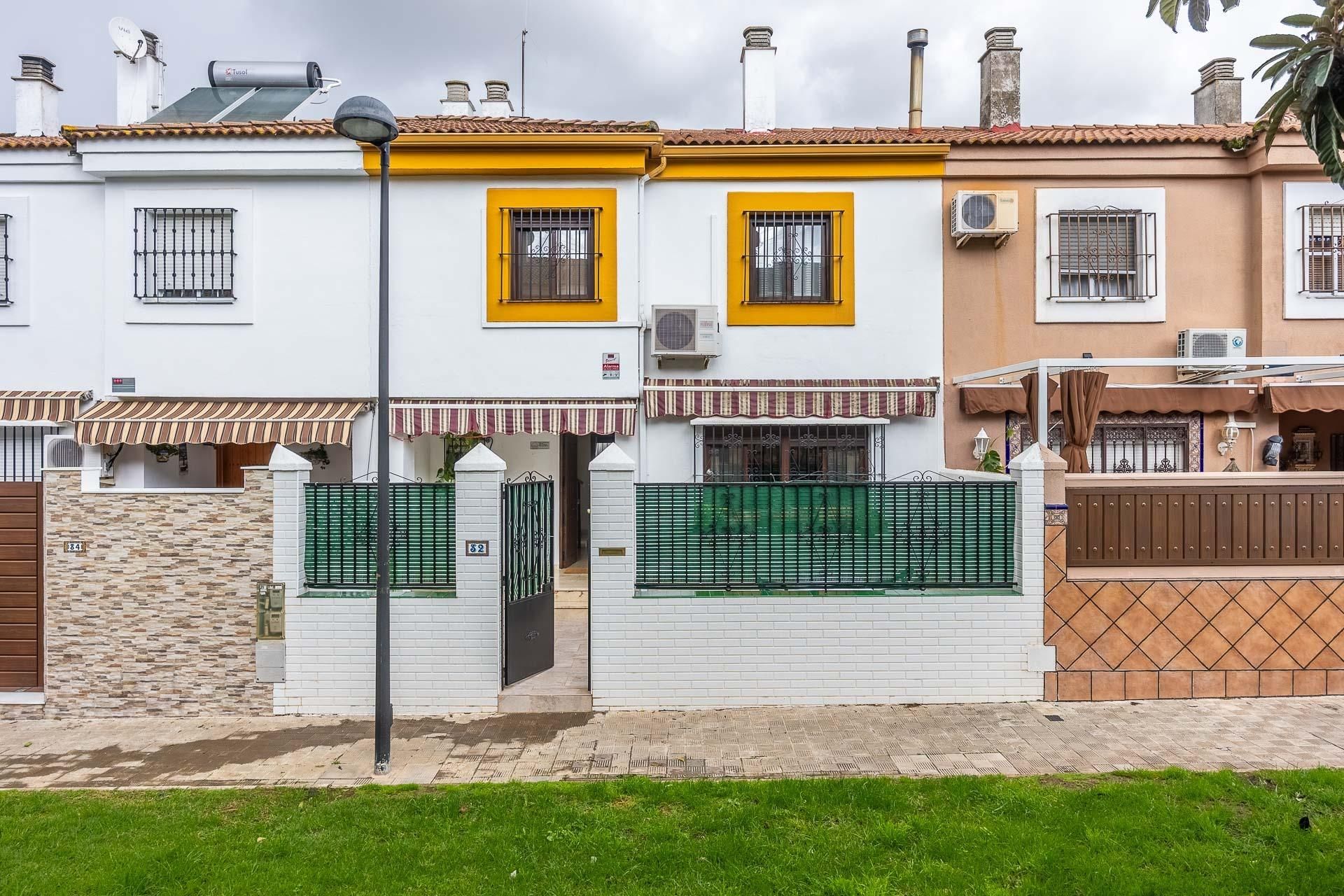 Vista exterior de Casa adosada en venta en Montequinto con Aire acondicionado, Jardín privado y Trastero