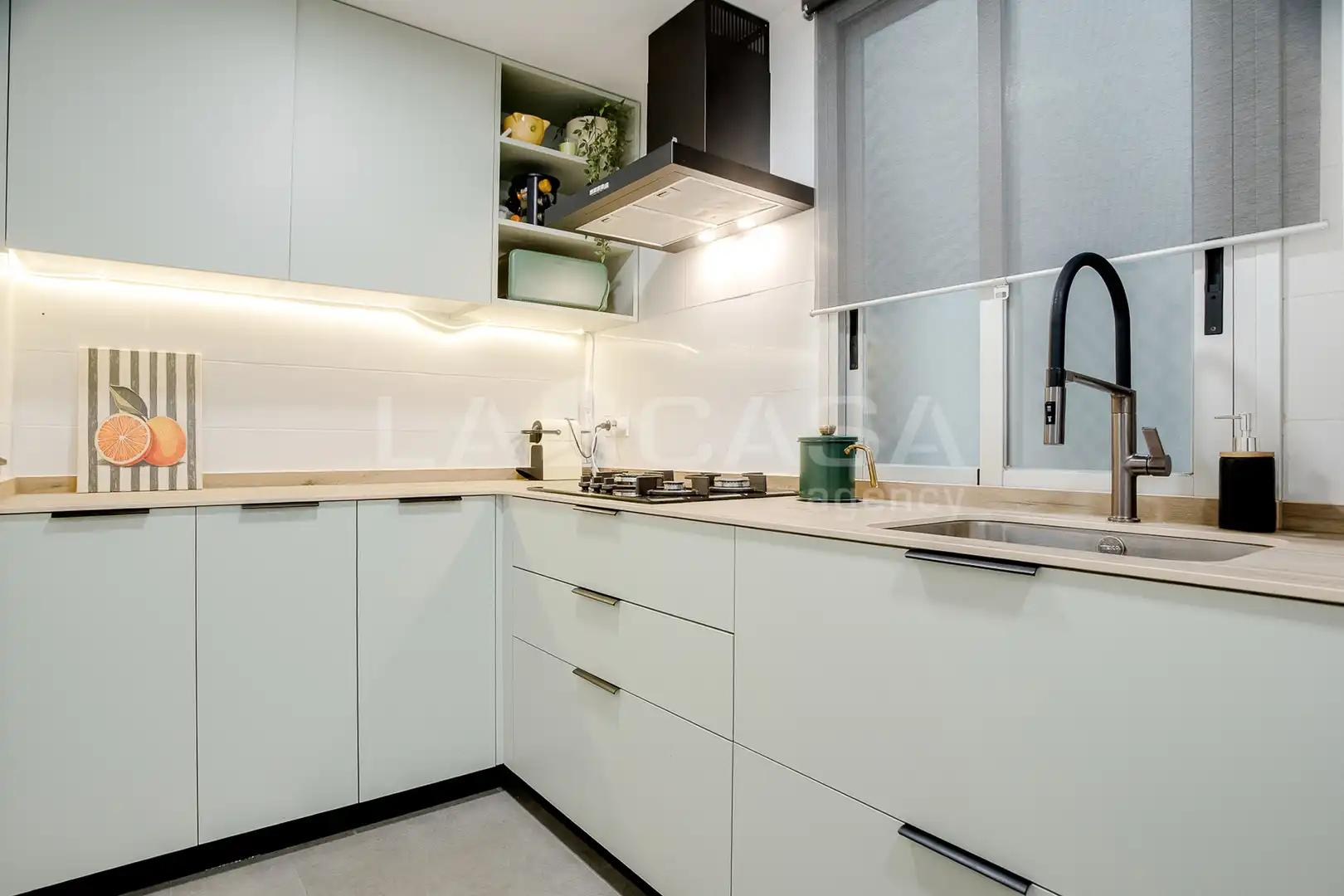 Cocina de Piso en venta en Barcelona con Calefacción, Trastero y Balcón