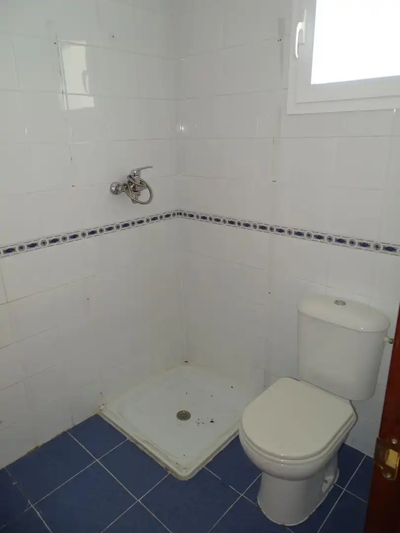 Bany de Casa o xalet en venda en Utrera amb Calefacció, Terrassa i Traster