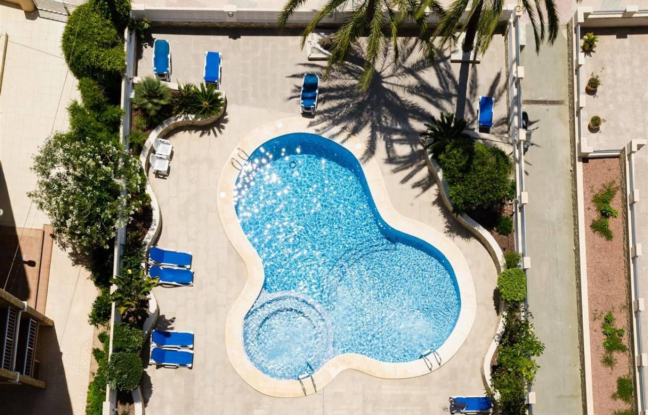 Piscina de Apartament en venda en Calpe / Calp amb Aire condicionat, Calefacció i Jardí privat