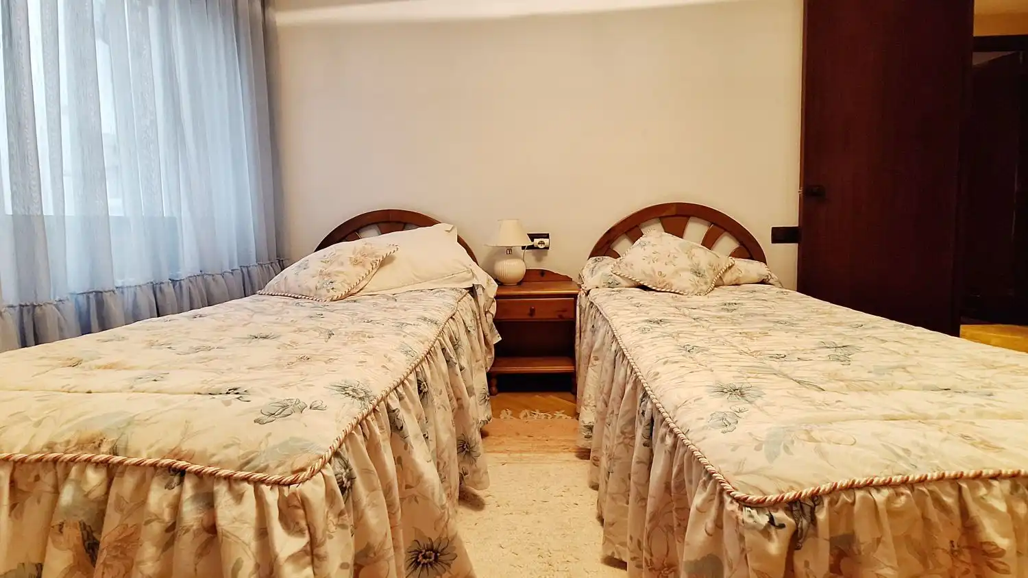 Habitación de Piso de alquiler en Oviedo  con Calefacción, Parquet y Amueblado
