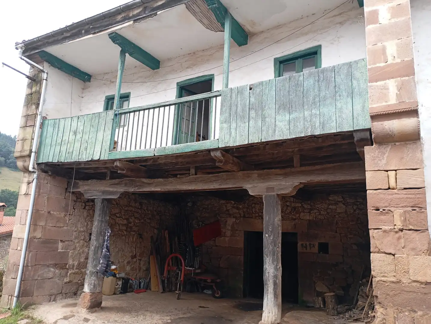 Vista exterior de Casa o xalet en venda en Cartes amb Jardí privat, Traster i Balcó