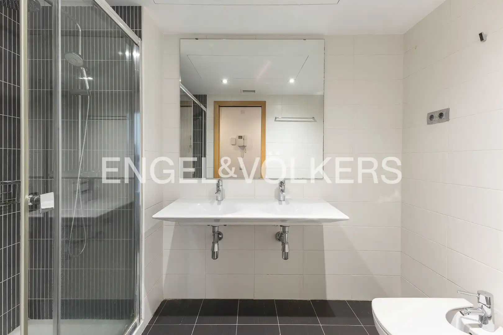 Bathroom of Flat for sale in Barcelona  with Air Conditioner, Heating and Swimming Pool