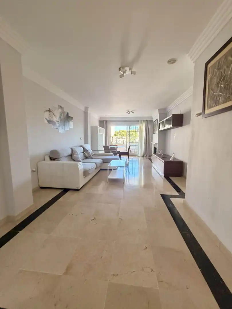 Sala de estar de Apartamento en venta en Marbella con Terraza, Amueblado y Piscina comunitaria
