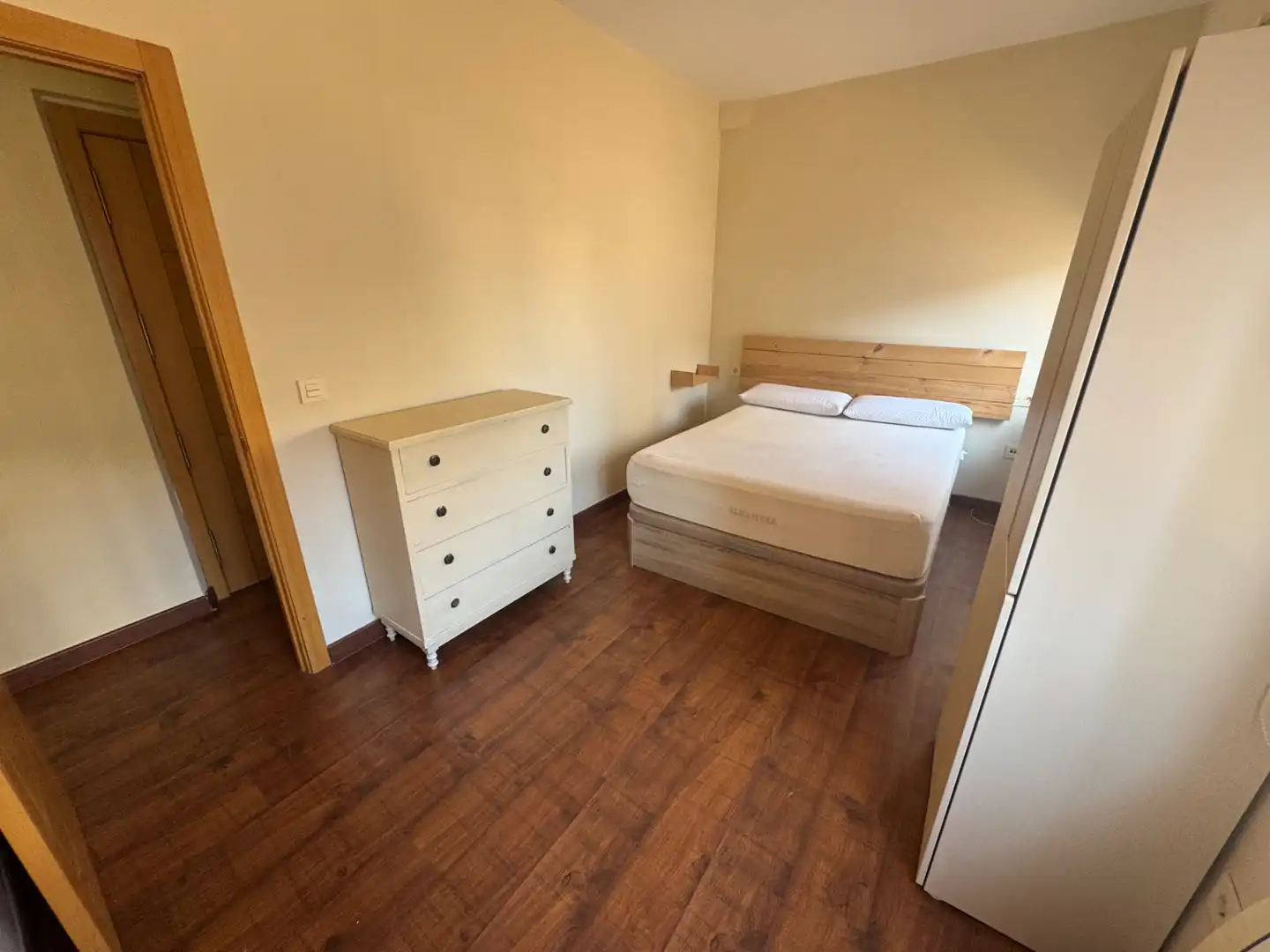 Habitación de Piso de alquiler en Jaén con Aire acondicionado, Calefacción y Amueblado