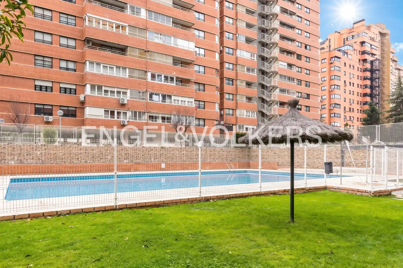 Piscina de Piso de alquiler en Madrid con Aire acondicionado, Calefacción y Jardín privado
