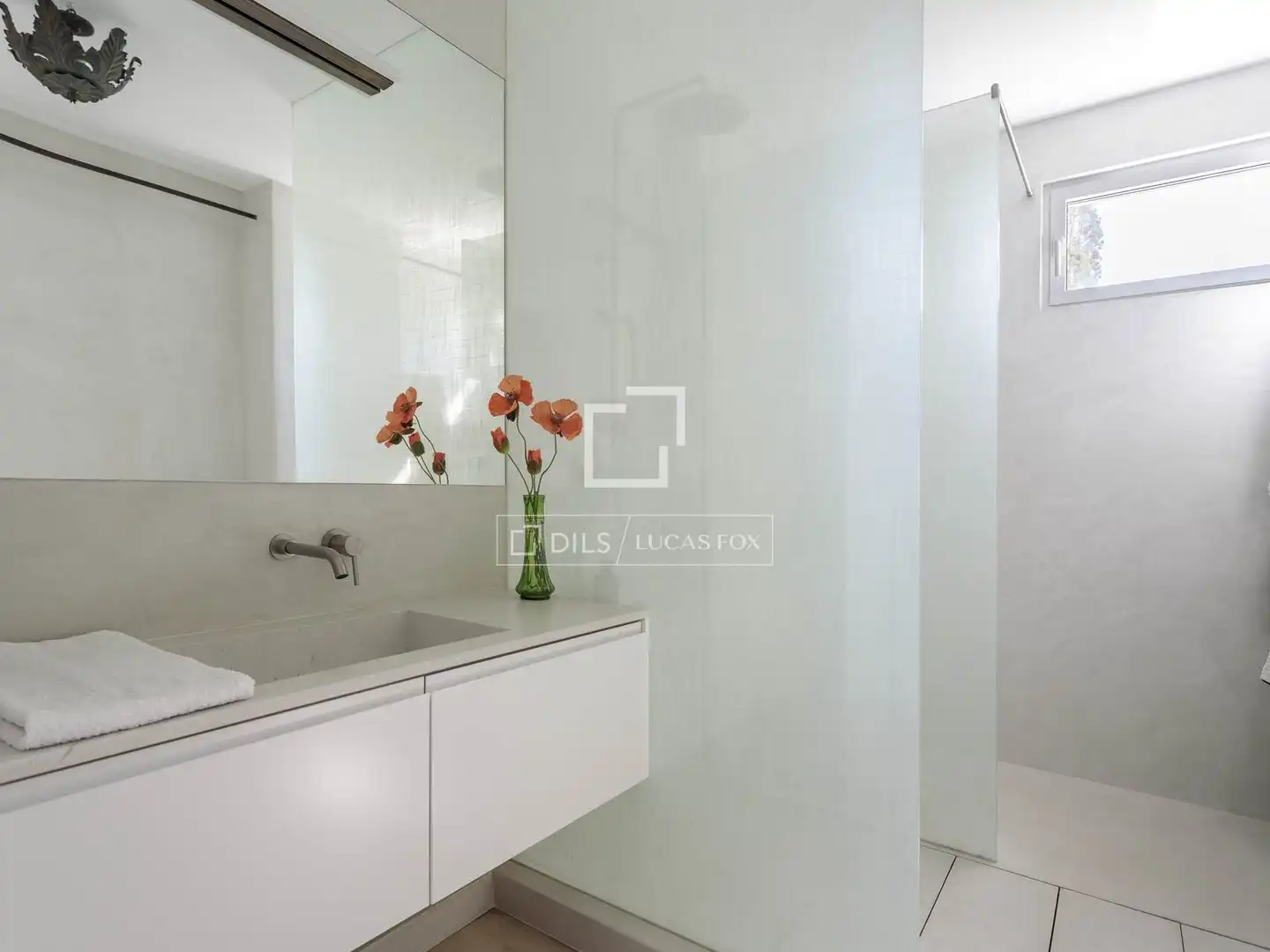Bathroom of Flat for rent in Madrid  with Air Conditioner, Heating and Private garden