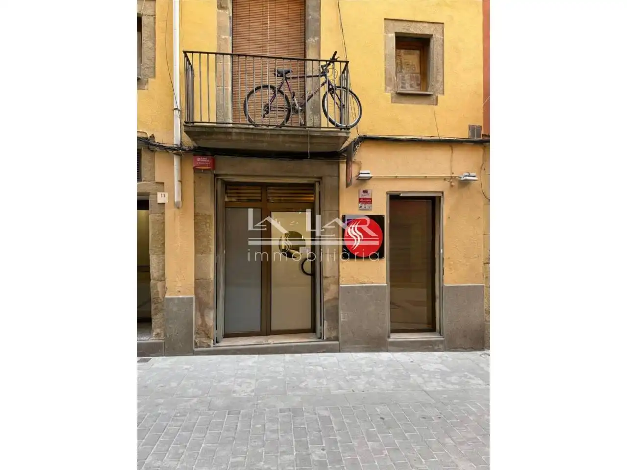 Vista exterior de Local en venda en Vic amb Aire condicionat