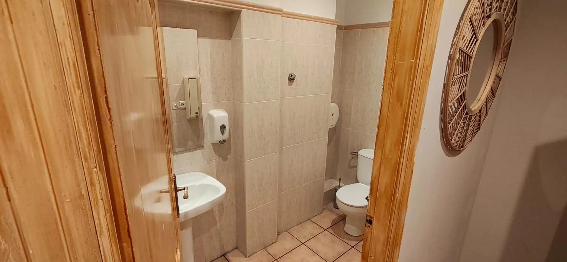 Baño de Local de alquiler en Valencia con Aire acondicionado y Amueblado