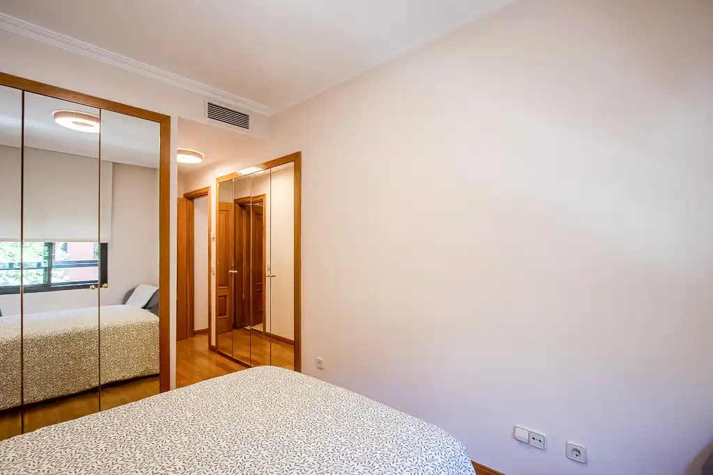 Bedroom of Flat for rent in Madrid  with Air Conditioner, Private garden and Storage room