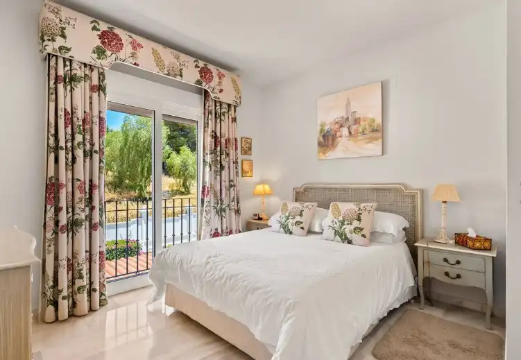 Schlafzimmer von Einfamilien-Reihenhaus zum Verkauf in Marbella mit Klimaanlage, Privatgarten und Terrasse