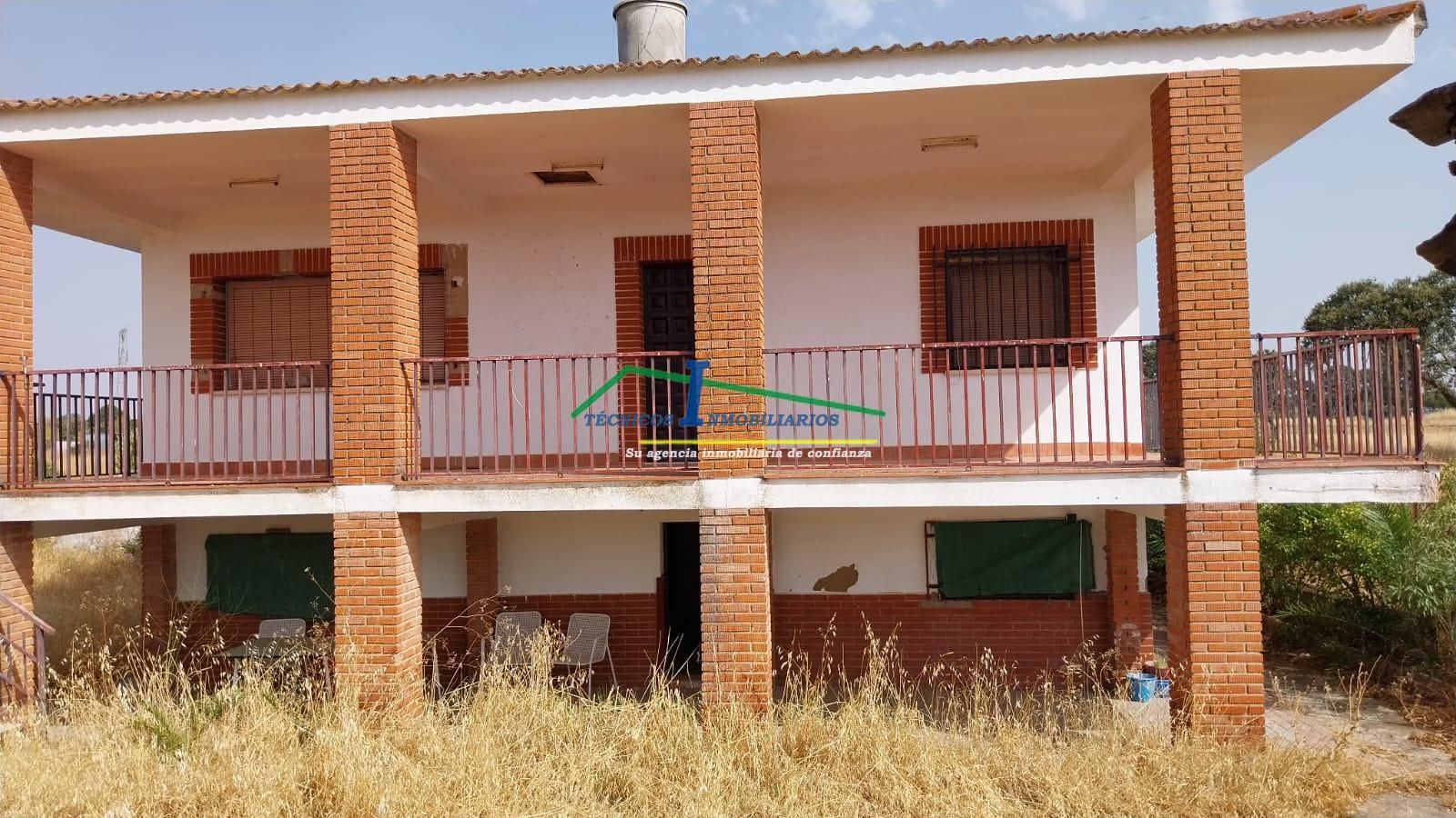 Vista exterior de Casa o xalet en venda en Valverde de Mérida amb Piscina